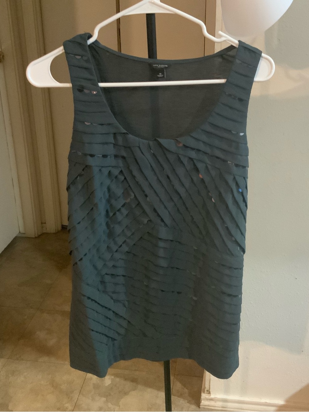 Ann Taylor Women’s Sleeveless Tank Top Black Sequin Scoop Neck Sz M